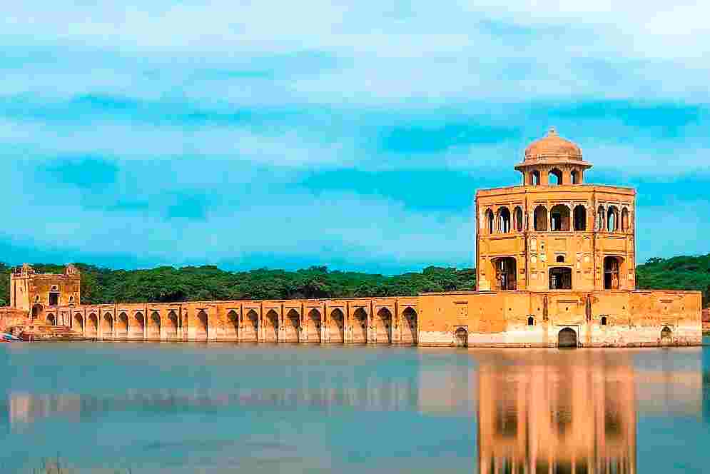 Hiran Minar one of Top Ten Historical Places in Pakistan