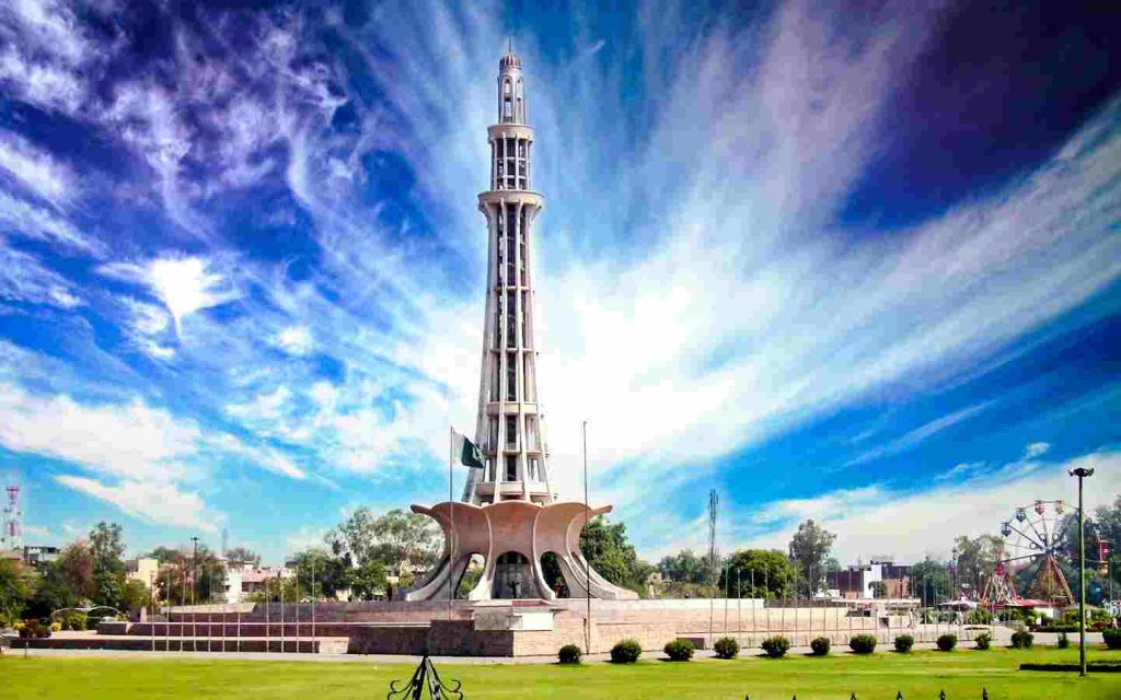 Minar-e-Pakistan one of Top Ten Historical Places in Pakistan